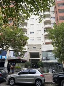 DEPARTAMENTO DE TRES AMBIENTES CON TERRAZA PROPIA