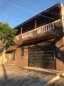 2 CASAS EN VENTA.- CALLE CASTAÑON AL 400