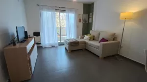 DEPARTAMENTO DOS AMBIENTES TIPO SEMIPISO CON RENTA