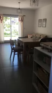 DEPARTAMENTO DOS AMBIENTES TIPO SEMIPISO CON RENTA