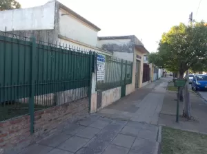 VENTA CASA C/LOCAL DE 3 AMB.EN LIBERTAD MERLO