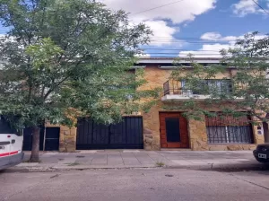 Casa en ph de cuatro ambientes en venta en Haedo Norte