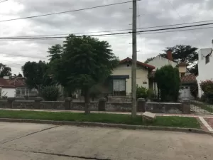 Chalet 4 amb. en esquina s/lote propio de 609m2