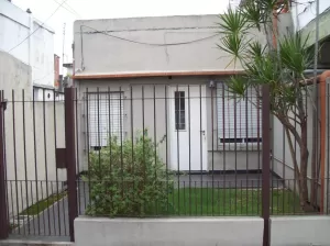 Casa al Frente PH con Jardín y Patio - Oportunidad