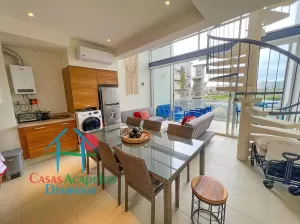 Terraza con jacuzzi privado y vista a las áreas comunes