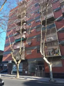 Departamento 3 amb. al frente con balcón