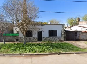 Excelente casa sobre Mitre doble lote
