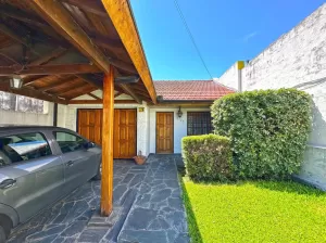 CASA DE 4 AMBIENTES CON PARQUE Y QUINCHO EN EL CENTRO DE VIL