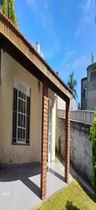 PROPIEDAD 3 AMBIENTES EN CASTELAR SOBRE AMPLIO LOTE!