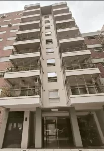 HERMOSO SEMIPISO DE 4 AMB. CON BALCON PRIVADO, PATIO, PARRIL