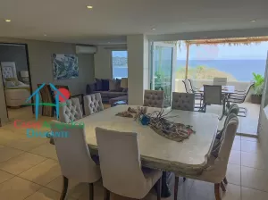 Terraza con vista al mar. En condominio con club de playa.