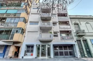 HERMOSO DEPARTAMENTO DE 2 AMBIENTES CON BALCON Y COCHERA