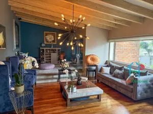 Casa con Terraza, Estudio y Seguridad 24/7 en 3 Niveles