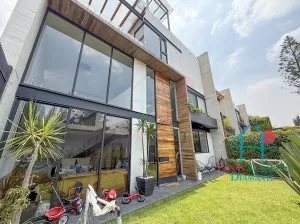 Residencia exclusiva con family, sala TV, terraza-bar y roof