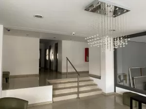 DEPARTAMENTO DOS AMBIENTES CON COCHERA Y BAULERA