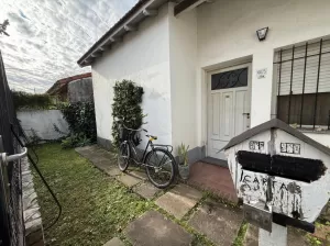 Casa Venta -  3 amb con amplio parque -Villa Ballester .