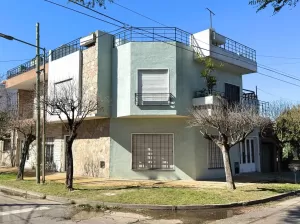 Casa de 4 ambientes con garage y terraza