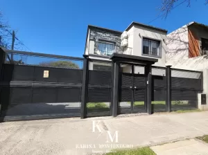 Casa 5 ambientes en esquina con cochera vs autos, piscina