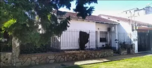 Casa de 3 ambientes con gran fondo libre en Villa Ballester