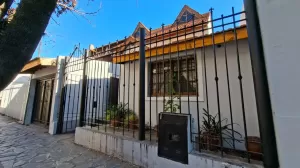 CASA 4 AMBIENTES C/GARAGE - FONDO CON PISCINA