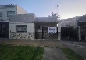 Casa 3 amb. con patio y cochera