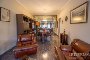 VENTA CASA  EN VENTA 6 AMBIENTES CON COCHERA
