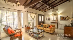CASA 5 AMBIENTES CON GARAGE SOBRE LOTE DE TERRENO 395M2