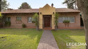 CASA QUINTA SOBRE LOTE DE 1700M2