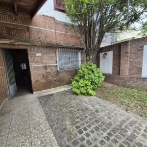 AMPLIA CASA 6 AMBIENTES CON GARAGE DOBLE Y FONDO LIBRE