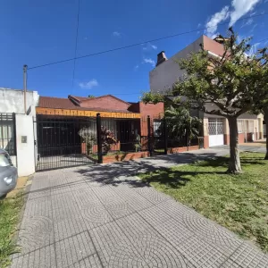 EXCELENTE CASA  DE 3 AMB, CON GARAGES Y FONDO LIBRE