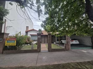 CASA 4 AMB C/2 COCHERAS EN LOTE DE 500M2