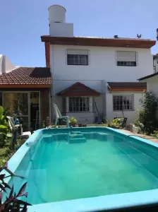 Casa en Venta - 8 amb  con parque y piscina. Villa Libertad