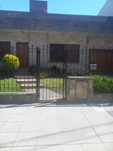 IMPORTANTE CASA CON VERDE