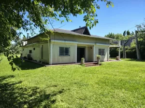 Casaquinta parquizada con pileta
