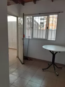 Amplio depto 1 1/2 amb. 1* piso x escalera