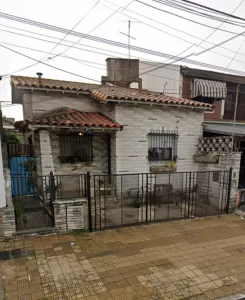 VENTA CHALET V.BALLESTER CALLE ZARATE 3 AMBIENTES PATIO E/AU