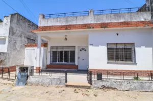 CASA 4 amb.  PATIO TERRAZA