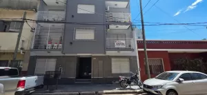 Semipiso 2 amb. con balcon a mts. de Av. Gral. Paz