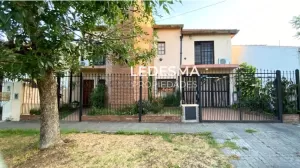 CASA 5 AMBIENTES EN VENTA CON COCHERA