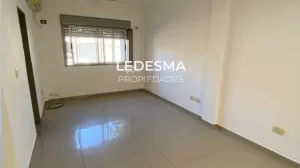 ALQUILER MONOAMBIENTE CON PATIO Y COCHERA