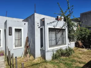 casa con pileta y posibilidad de construir segunda planta