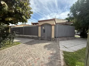 HERMOSO PH TIPO CASA DE 4 AMBIENTES MUY BUEN ESTADO