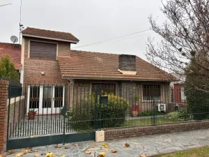 Chalet en Llavallol con amplio parque y pileta