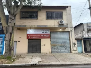 Galpon con entrada para camion grande y oficinas