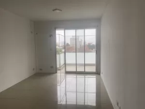 DEPARTAMENTO DE TRES AMBIENTES CON COCHERA CUBIERTA