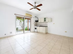 Departamento de 2 ambientes con jardin y cochera