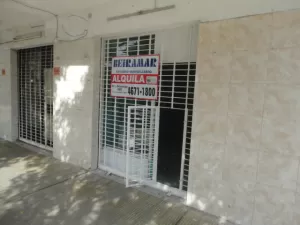 PEQUEÑO LOCAL EN NOGOYA Y PORCEL DE PERALTA."SOLO PARA DEPOS
