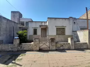 LOTE CON CASA A DEMOLER  PREFABRICADA