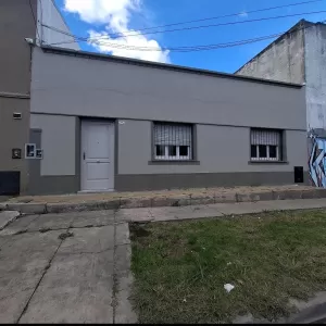 CASA 4 AMBIENTES CON AMPLIO FONDO