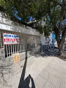 CASA 4 AMBIENTES ---"REGULAR ESTADO" ---LOTE PROPIO CON JARD